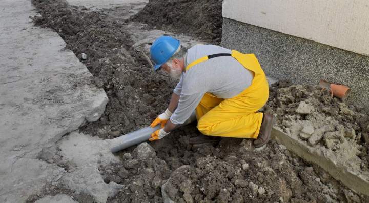 Une canalisation souterraine avec une petite fuite visible, symbolisant le type de problème détecté par le gaz traçant.